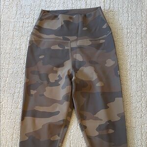 Alo EUC XS Camouflage Leggings